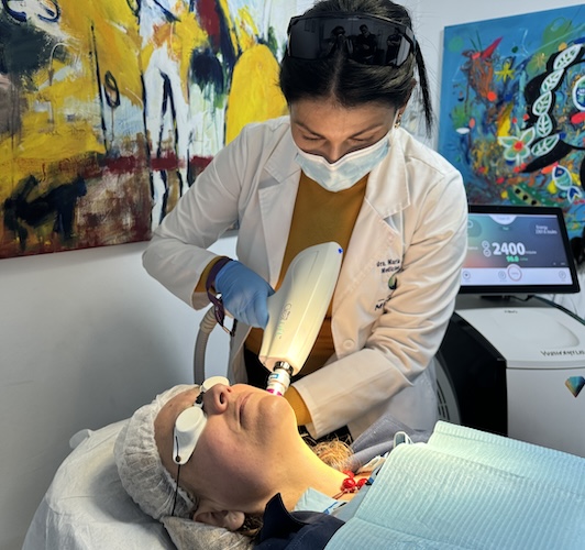 Tensado Facial con láser harmony